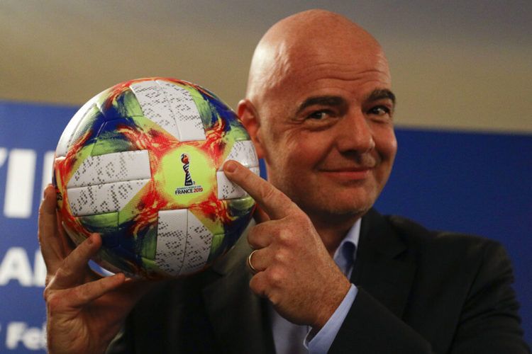 El presidente de la FIFA Gianni Infantino sostiene el balón oficial del próximo mundial femenino durante una conferencia de prensa en Roma, el miércoles 27 de febrero del 2019. Foto: Gregorio Borgia / AP.