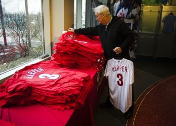 Mike Dorsch de compras por mercancía de Bryce Harper de los Filis de Filadelfia en el estadio del equipo, el lunes 4 de marzo de 2019. (AP Foto/Matt Rourke)