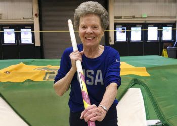 Florence "Flo" Filion Meiler, que salta pértiga y compite en otras disciplinas atléticas a los 84 años, posa durante un entrenamiento en la Universidad de Vermont en Burlington el 14 de marzo del 2019. Foto: Lisa Rathke / AP.