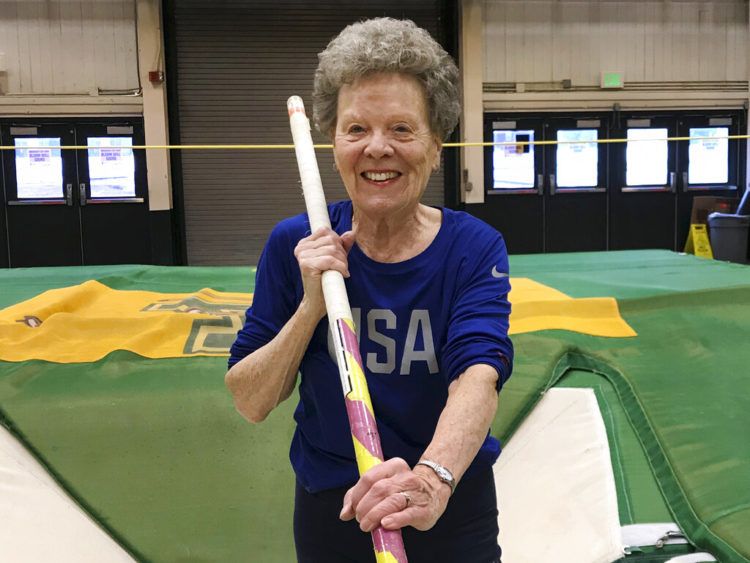 Florence "Flo" Filion Meiler, que salta pértiga y compite en otras disciplinas atléticas a los 84 años, posa durante un entrenamiento en la Universidad de Vermont en Burlington el 14 de marzo del 2019. Foto: Lisa Rathke / AP.