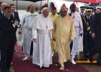 El papa Francisco es recibido por Mohamed VI, rey de Marruecos.