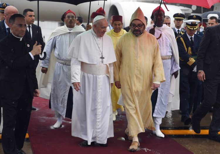 El papa Francisco es recibido por Mohamed VI, rey de Marruecos.