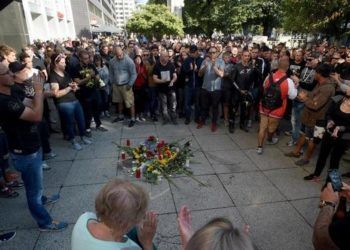 Neonazis alemanes reunidos en el sitio donde murió asesinado un joven de 35 años. Foto: EFE.