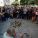 Neonazis alemanes reunidos en el sitio donde murió asesinado un joven de 35 años. Foto: EFE.