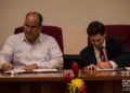 Luis Adolfo Iglesias (izq), vicepresidente de Inversiones de ETECSA, y Brett Perlmutter, el jefe de Google Cuba, firman un memorando de entendimiento entre ambas empresas, el 28 de marzo de 2019 en La Habana. Foto: Otmaro Rodríguez.