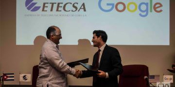 Luis Adolfo Iglesias (izq), vicepresidente de Inversiones de ETECSA, y Brett Perlmutter, el jefe de Google Cuba, se saludan tras la firma de un memorando de entendimiento entre ambas empresas, el 28 de marzo de 2019 en La Habana. Foto: Otmaro Rodríguez.
