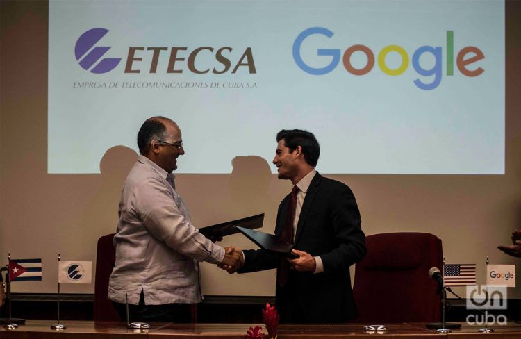 Luis Adolfo Iglesias (izq), vicepresidente de Inversiones de ETECSA, y Brett Perlmutter, el jefe de Google Cuba, se saludan tras la firma de un memorando de entendimiento entre ambas empresas, el 28 de marzo de 2019 en La Habana. Foto: Otmaro Rodríguez.