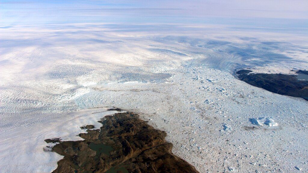Imagen del 2016 proporcionada por la NASA que muestra parte de zonas llanas del glaciar Jakobshavn en Groenlandia. Foto: NASA vía AP.