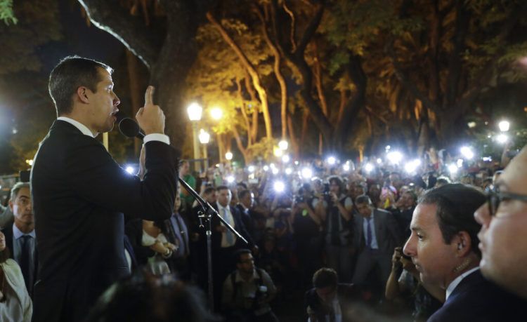 El autoproclamado presidente interino de Venezuela, Juan Guaidó, habla a sus simpatizantes frente a la cancillería en Buenos Aires, Argentina, el viernes 1ro de marzo de 2019.  Foto: Natacha Pisarenko / Ap.