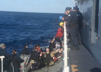 El buque de la Guardia Costera Charles Sexton rescató a 26 inmigrantes cubanos a unas 50 millas de la costa de Long Key el martes 12 de marzo de 2019.  Foto: Guardia Costera.