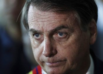 El presidente brasileño Jair Bolsonaro escucha la pregunta de un reportero al final de una ceremonia militar en Brasilia, el jueves 28 de marzo de 2019. Foto: Eraldo Peres / AP.