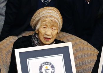 Kane Tanaka, una japonesa de 116 años de edad, posa con su certificado Guinness World Records en una residencia de ancianos donde vive en Fukuoka, suroeste de Japón, el sábado 9 de marzo de 2019. Tanaka es la persona viva más antigua del mundo según los Guinness. (Takuto Kaneko/Kyodo News vía AP)