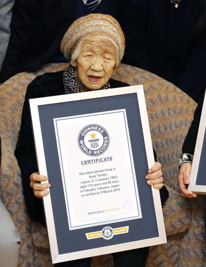 Kane Tanaka, una japonesa de 116 años de edad, posa con su certificado Guinness World Records en una residencia de ancianos donde vive en Fukuoka, suroeste de Japón, el sábado 9 de marzo de 2019. Tanaka es la persona viva más antigua del mundo según los Guinness. (Takuto Kaneko/Kyodo News vía AP)