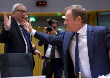 El presidente de la Comisión Europea, Jean-Claude Juncker, izquierda, saluda al titular del Consejo Europeo, Donald Tusk, durante una cumbre en el edificio Europa en Bruselas, el miércoles 20 de marzo de 2019. Foto: Virginia Mayo / AP.