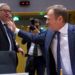 El presidente de la Comisión Europea, Jean-Claude Juncker, izquierda, saluda al titular del Consejo Europeo, Donald Tusk, durante una cumbre en el edificio Europa en Bruselas, el miércoles 20 de marzo de 2019. Foto: Virginia Mayo / AP.