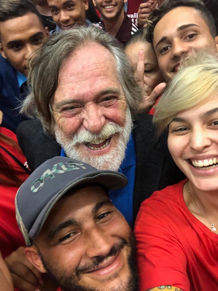 El actor José de Abreu junto a sus seguidores durante su "acto de juramentación". Foto: Tomada de Twitter.