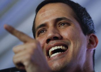 El autoproclamado presidente interino de Venezuela, Juan Guaidó, conversa durante una reunión con expertos en electricidad en Caracas, Venezuela, el jueves 28 de marzo de 2019. (AP Foto / Natacha Pisarenko)