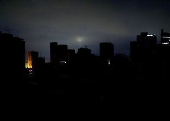 Amanecer en Caracas, miércoles 27 de marzo de 2019. Gran parte de la capital de Venezuela está sin electricidad. Foto: Natacha Pisarenko / AP.