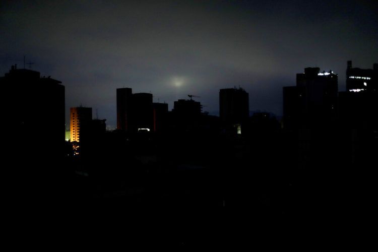 Amanecer en Caracas, miércoles 27 de marzo de 2019. Gran parte de la capital de Venezuela está sin electricidad. Foto: Natacha Pisarenko / AP.