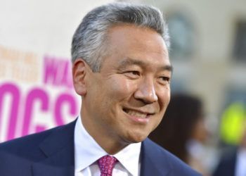 El presidente y director general de Warner Bros. Entertainment Kevin Tsujihara, llega a la premier en Los Ángeles de la película "War Dogs", el 15 de agosto de 2016. Foto: Jordan Strauss/Invision/AP.