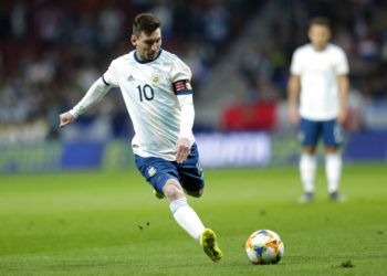 Lionel Messi, de la selección de Argentina, conduce el balón durante un partido amistoso ante Venezuela en madrid, el viernes 22 de marzo de 2019 (AP Foto/Bernat Armangue)