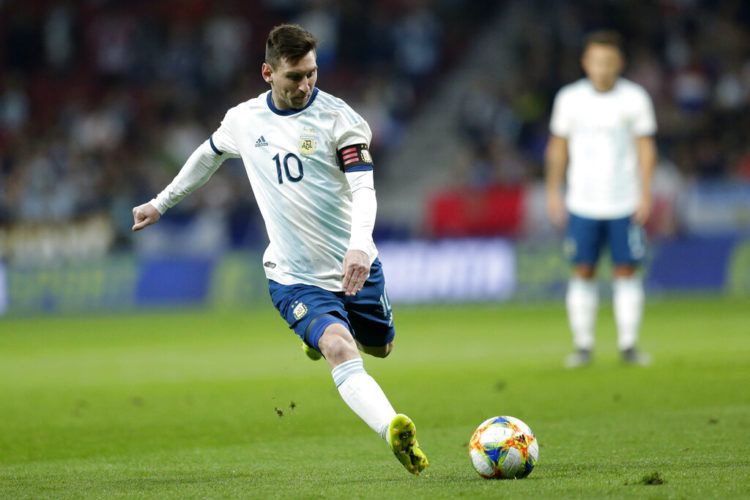 Lionel Messi, de la selección de Argentina, conduce el balón durante un partido amistoso ante Venezuela en madrid, el viernes 22 de marzo de 2019 (AP Foto/Bernat Armangue)