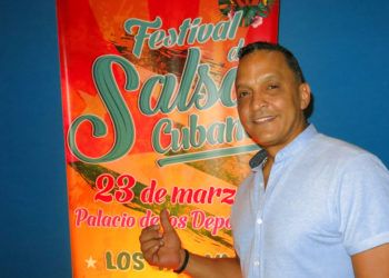 Samuel Formell, director de Los Van Van, posa el 14 de marzo de 2019 junto a un afiche del primer Festival de Salsa Cubana en la Ciudad de México, previsto para el 23 de marzo en el Palacio de los Deportes. Foto: Berenice Bautista / AP.