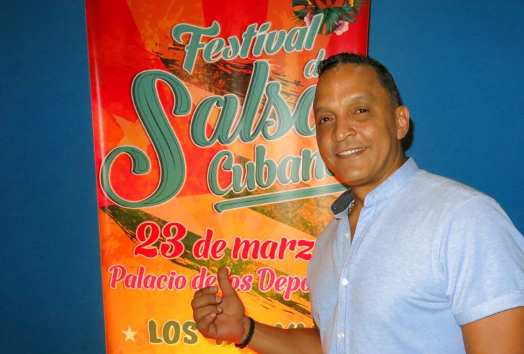 Samuel Formell, director de Los Van Van, posa el 14 de marzo de 2019 junto a un afiche del primer Festival de Salsa Cubana en la Ciudad de México, previsto para el 23 de marzo en el Palacio de los Deportes. Foto: Berenice Bautista / AP.