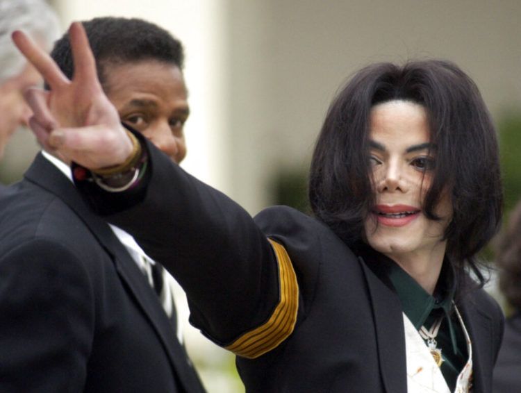En esta foto del 2 de marzo del 2005, Michael Jackson saluda a sus fans al llegar a su juicio por abuso de menores en la Corte Superior del Condado de Santa Bárbara en Santa María, California. Foto: Michael A. Mariant / AP.