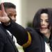 En esta foto del 2 de marzo del 2005, Michael Jackson saluda a sus fans al llegar a su juicio por abuso de menores en la Corte Superior del Condado de Santa Bárbara en Santa María, California. Foto: Michael A. Mariant / AP.