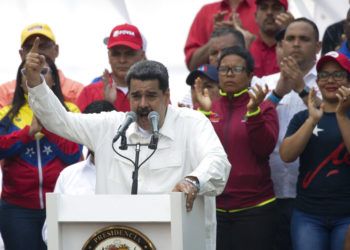 El presidente de Venezuela Nicolás Maduro habla con sus simpatizantes durante un mitin en Caracas el sábado 9 de marzo de 2019. Foto: Ariana Cubillos / AP.