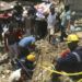 Socorristas y residentes locales excavan en el sitio del desplome de una escuela en un barrio densamente poblado en Lagos, Nigeria, el miércoles, 13 de marzo del 2019. Foto: Sunday Alamba / AP.