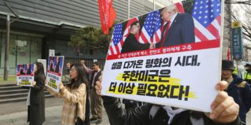 Manifestantes surcoreanos con pancartas que muestran fotos del presidente Donald Trump y del líder norcoreano Kim Jong Un durante una manifestación en Seúl, Corea del Sur, para denunciar las políticas de Washington sobre Corea del Norte. Foto: Ahn Young-joon / AP.