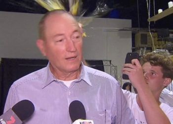 En esta imagen tomada de un video, un adolescente rompe un huevo en la cabeza del senador Fraser Anning, durante una conferencia de prensa, el sábado 16 de marzo de 2019, en Melbourne, Australia. Foto: AP.