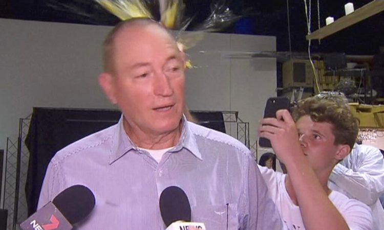 En esta imagen tomada de un video, un adolescente rompe un huevo en la cabeza del senador Fraser Anning, durante una conferencia de prensa, el sábado 16 de marzo de 2019, en Melbourne, Australia. Foto: AP.