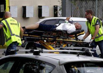 Personal de ambulancia se lleva a un hombre herido durante un tiroteo en una mezquita en el centro de Christchurch, Nueva Zelanda, el viernes 15 de marzo de 2019. Un testigo dijo que decenas de personas fueron asesinadas en un tiroteo en la mezquita. Foto: Mark Baker / AP.