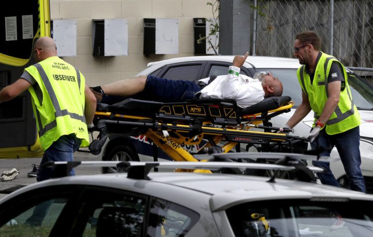 Personal de ambulancia se lleva a un hombre herido durante un tiroteo en una mezquita en el centro de Christchurch, Nueva Zelanda, el viernes 15 de marzo de 2019. Un testigo dijo que decenas de personas fueron asesinadas en un tiroteo en la mezquita. Foto: Mark Baker / AP.