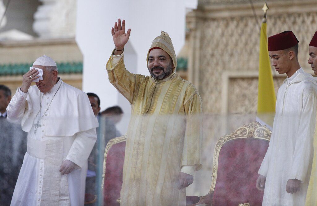 El rey Mohammed VI saluda mientras el papa Francisco se seca la frente en Rabat, Marruecos, el sábado 30 de marzo de 2019. (AP Foto/Gregorio Borgia)