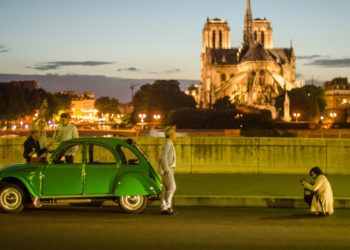 Visitantes en París. Al fondo, Notre Dame. Foto: Kaloian.