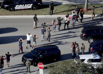 Alumnos son evacuados de su escuela en Parkland luego del tiroteo. Foto: AP.