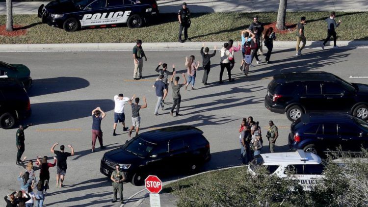 Alumnos son evacuados de su escuela en Parkland luego del tiroteo. Foto: AP.