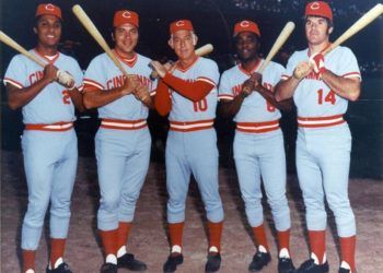 El cubano Tany Pérez (izquierda) con el uniforme de los Rojos de Cincinnati junto a Johnny Bench, el mánager Sparky Anderson, Joe Morgan y Pete Rose. Foto: Tomada de El Nuevo Herald
