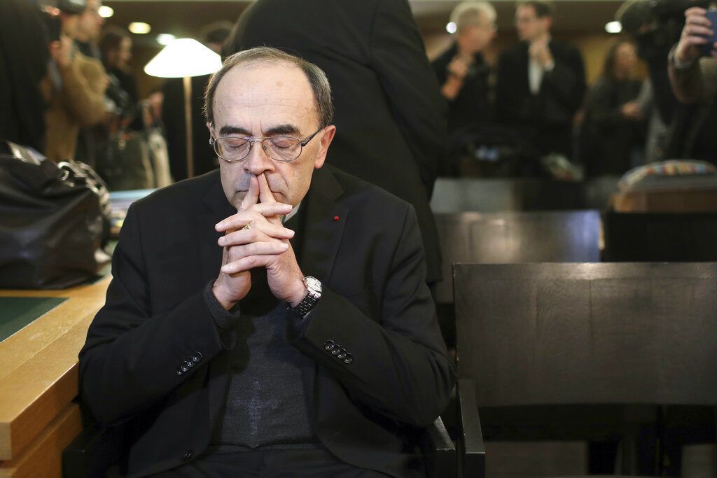 En esta imagen de archivo, tomada el 7 de enero de 2019, el cardenal francés Philippe Barbarin espera el inicio de su juicio en el tribunal de Lyon, en el centro de Francia. (AP Foto/Laurent Cipriani, archivo)