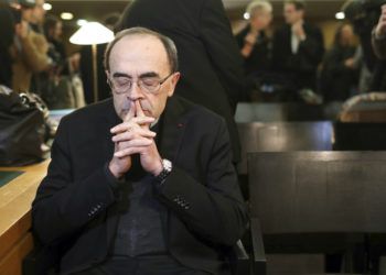 En esta imagen de archivo, tomada el 7 de enero de 2019, el cardenal francés Philippe Barbarin espera el inicio de su juicio en el tribunal de Lyon, en el centro de Francia. (AP Foto/Laurent Cipriani, archivo)