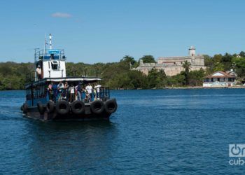 Una de las embarcaciones para pasajeros que surca la bahía de Cienfuegos. Detrás, el Castillo de Jagua. Foto: Otmaro Rodríguez