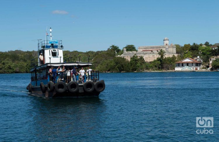 Una de las embarcaciones para pasajeros que surca la bahía de Cienfuegos. Detrás, el Castillo de Jagua. Foto: Otmaro Rodríguez