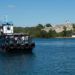 Una de las embarcaciones para pasajeros que surca la bahía de Cienfuegos. Detrás, el Castillo de Jagua. Foto: Otmaro Rodríguez