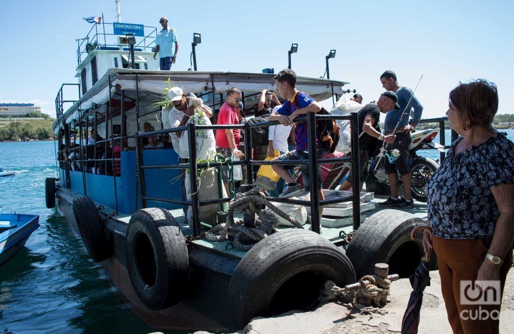 Una de las embarcaciones para pasajeros que surca la bahía de Cienfuegos a su llegada al embarcadero del Castillo de Jagua. Foto: Otmaro Rodríguez.