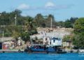 Una de las embarcaciones para pasajeros que surca la bahía de Cienfuegos. Foto: Otmaro Rodríguez.