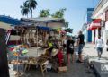 Puestos de venta en la calle Santa Isabel, en Cienfuegos. Foto: Otmaro Rodríguez.